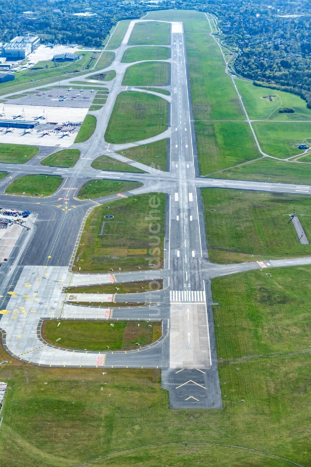 Luftaufnahme Hamburg - Gelände des Flughafen mit südwestlicher Start- und Landebahn mit Rollwegen im Ortsteil Fuhlsbüttel in Hamburg, Deutschland