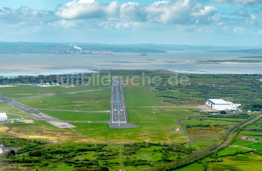 Luftaufnahme Shannon - Gelände des Flughafen in Shannon in Clare, Irland