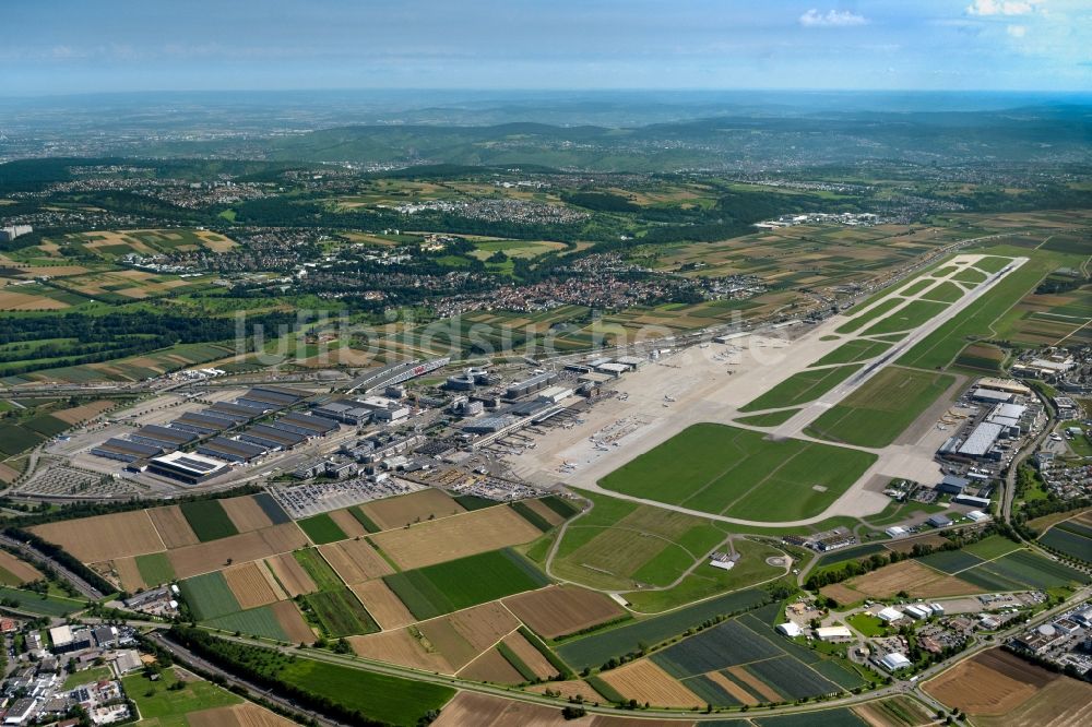 Stuttgart aus der Vogelperspektive: Gelände des Flughafen in Stuttgart im Bundesland Baden-Württemberg, Deutschland
