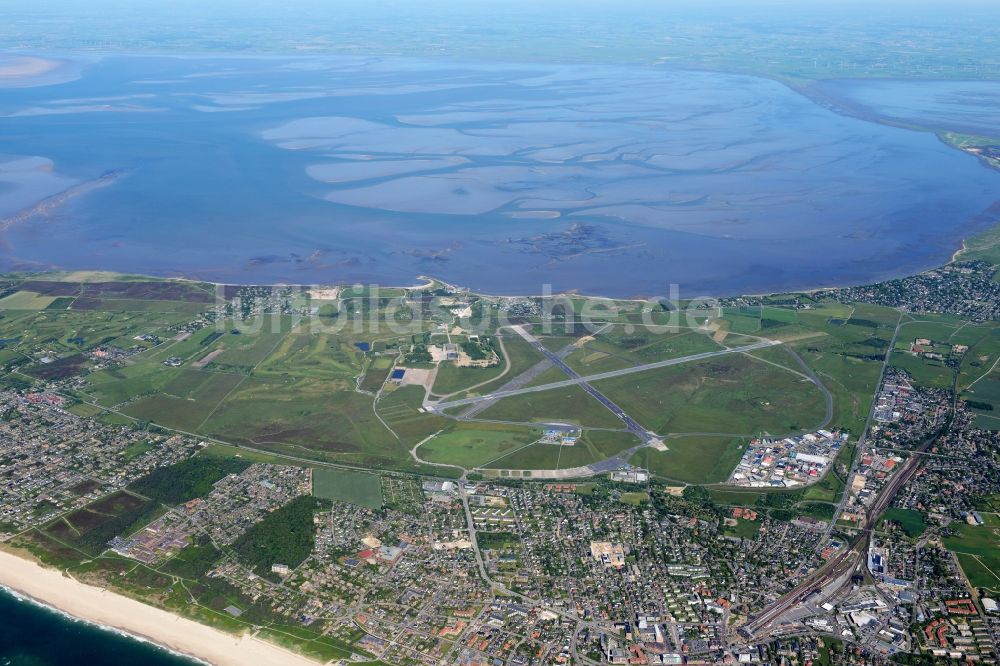 Luftbild Sylt - Gelände des Flughafen Sylt auf Sylt mit Ortskern von Westerland im Bundesland Schleswig-Holstein