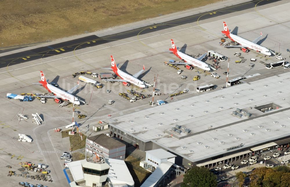 Berlin von oben - Gelände des Flughafen Tegel mit abgestellten airberlin - Flugzeugen auf dem Vorfeld am Gate in Berlin