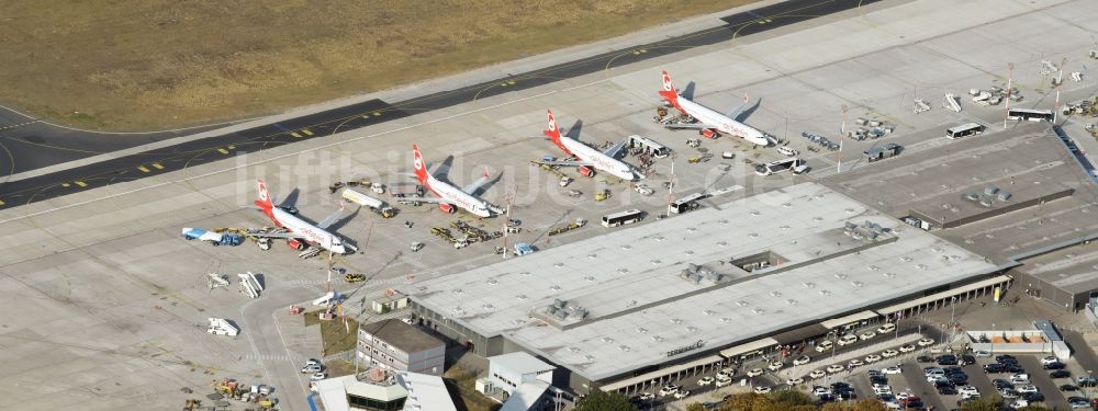 Berlin aus der Vogelperspektive: Gelände des Flughafen Tegel mit abgestellten airberlin - Flugzeugen auf dem Vorfeld am Gate in Berlin