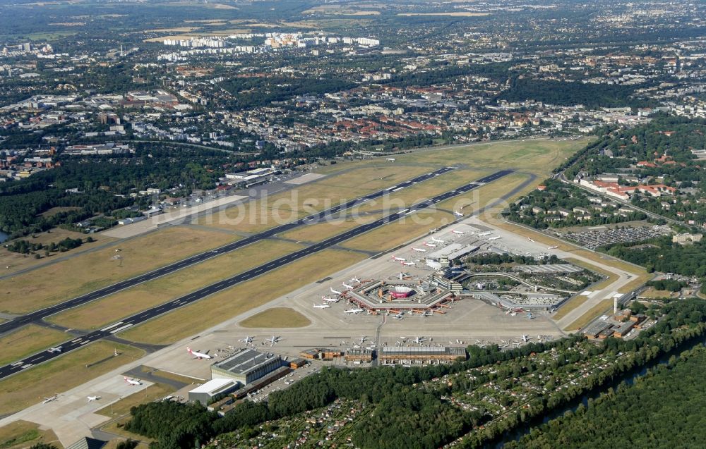 Berlin aus der Vogelperspektive: Gelände des Flughafen Tegel in Berlin