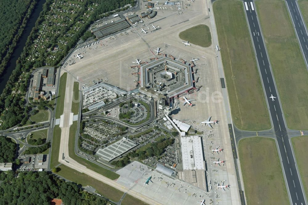 Luftaufnahme Berlin - Gelände des Flughafen Tegel in Berlin