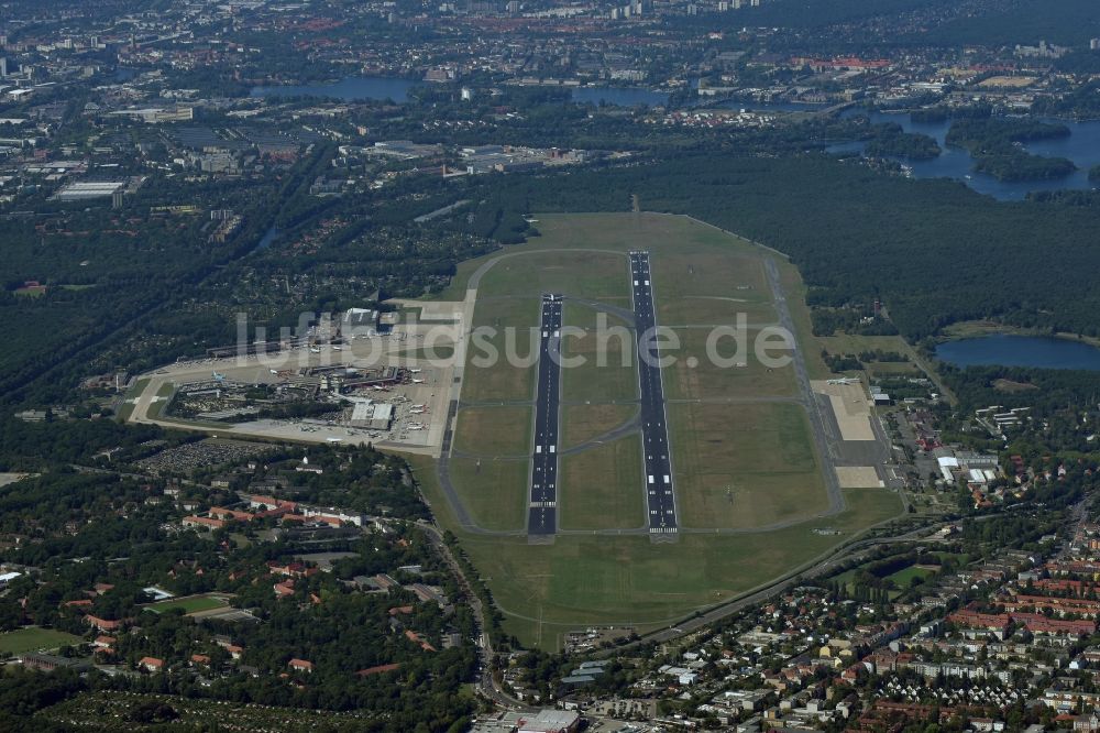 Luftaufnahme Berlin - Gelände des Flughafen Tegel in Berlin