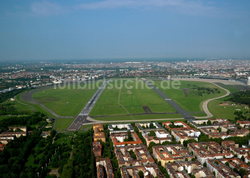 Berlin aus der Vogelperspektive: Gelände des Flughafen Tempelhof in Berlin