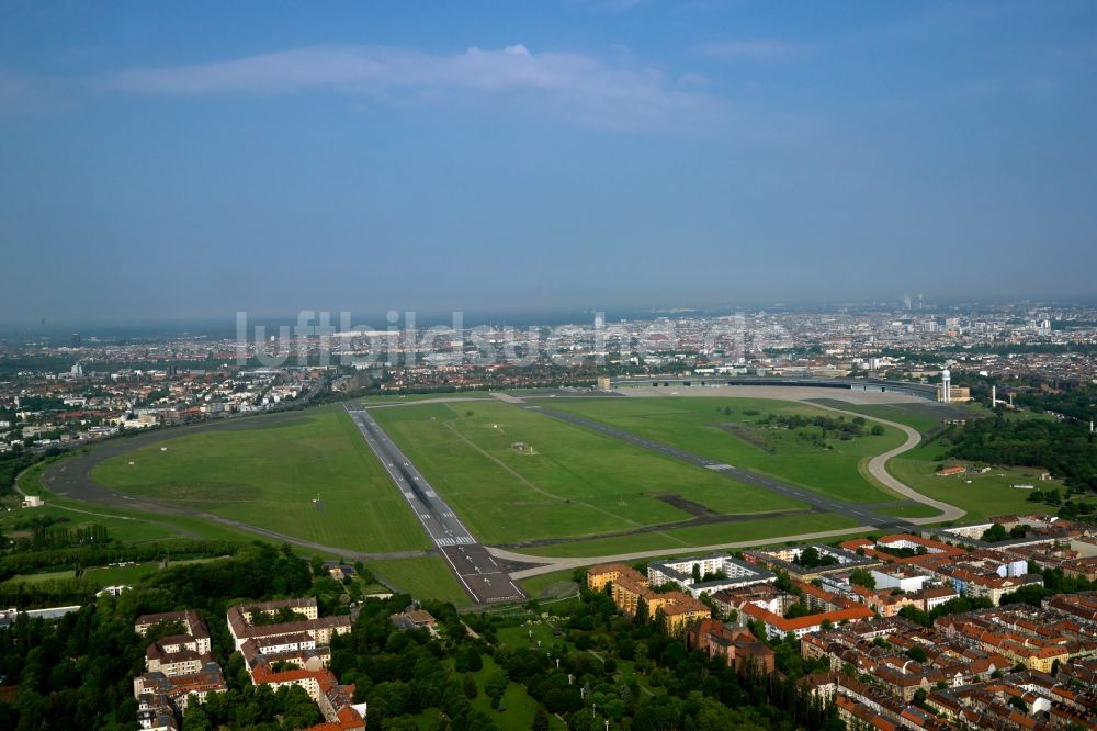 Luftaufnahme Berlin - Gelände des Flughafen Tempelhof in Berlin