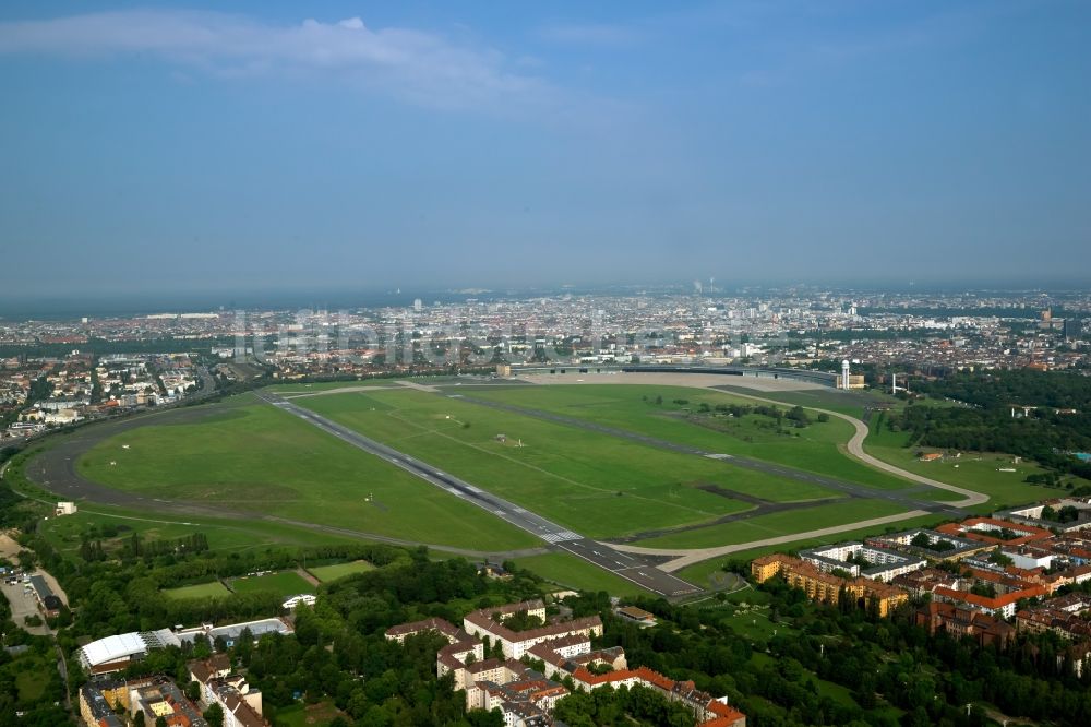 Berlin von oben - Gelände des Flughafen Tempelhof in Berlin