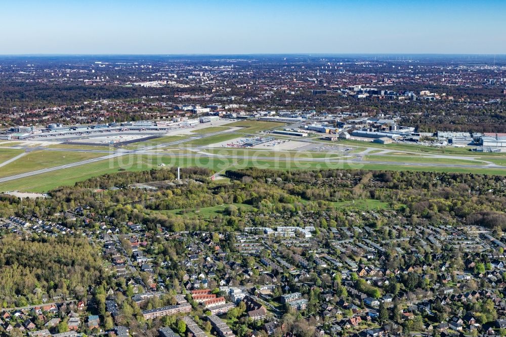 Hamburg von oben - Gelände des Flughafens mit Abfertigungs- Gebäude und Terminals in Hamburg, Deutschland