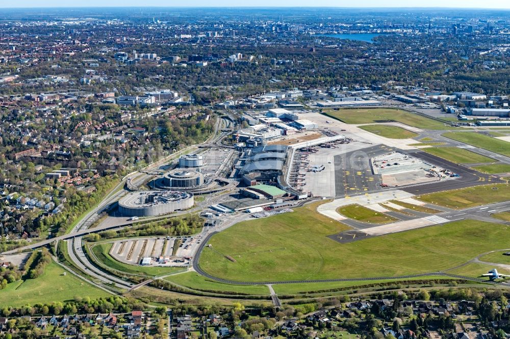 Luftbild Hamburg - Gelände des Flughafens mit Abfertigungs- Gebäude und Terminals in Hamburg, Deutschland