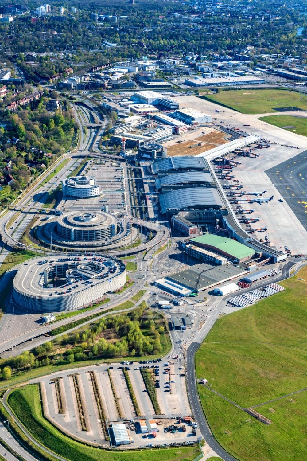 Luftaufnahme Hamburg - Gelände des Flughafens mit Abfertigungs- Gebäude und Terminals in Hamburg, Deutschland