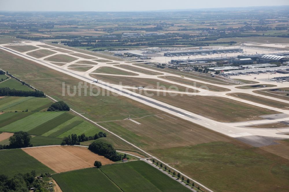 München-Flughafen von oben - Gelände des Flughafens Franz Josef Strauß in München im Bundesland Bayern