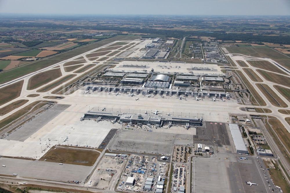 München-Flughafen von oben - Gelände des Flughafens Franz Josef Strauß in München im Bundesland Bayern