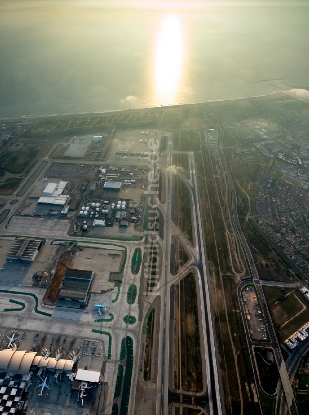 Los Angeles von oben - Gelände des Flughafens Los Angeles International Airport LAX bei Sonnenuntergang in Los Angeles in Kalifornien, USA