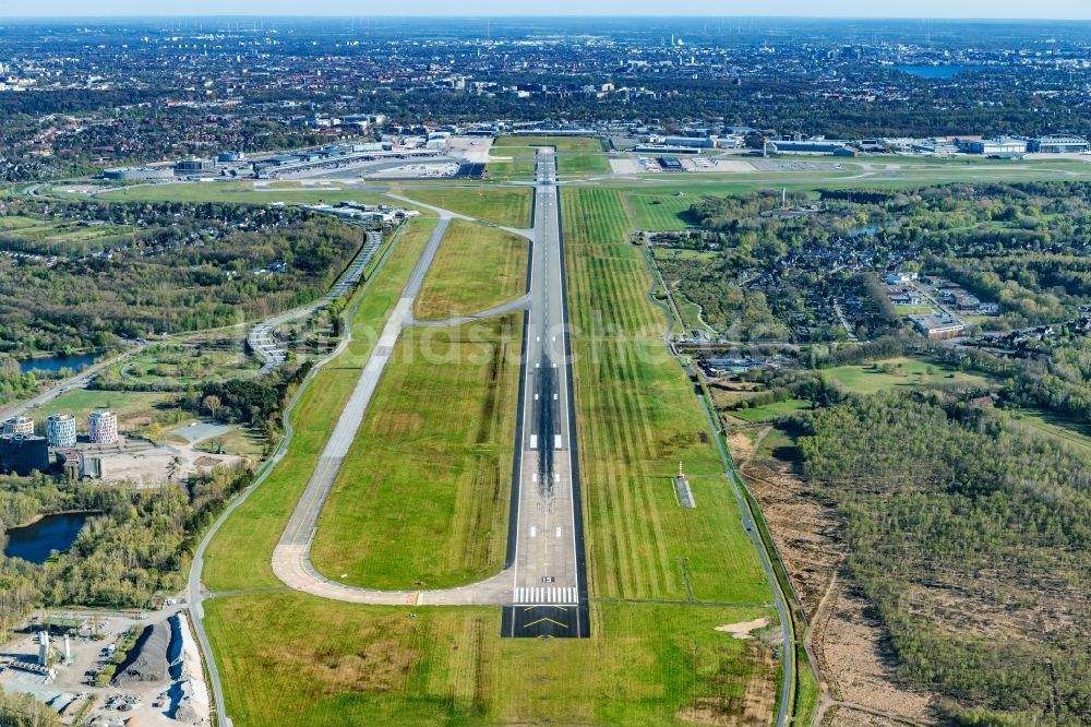 Luftbild Hamburg - Gelände des Flughafens mit Start- und Landebahn Nord im Ortsteil Fuhlsbüttel in Hamburg, Deutschland