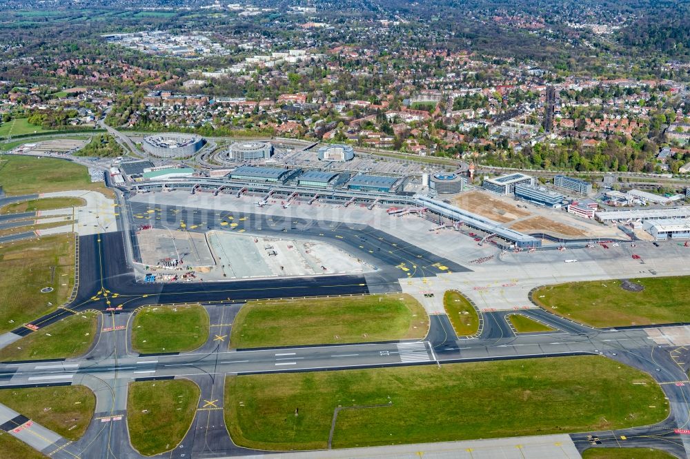 Hamburg aus der Vogelperspektive: Gelände des Flughafens mit Terminals, Start- und Landebahnen im Ortsteil Fuhlsbüttel in Hamburg, Deutschland