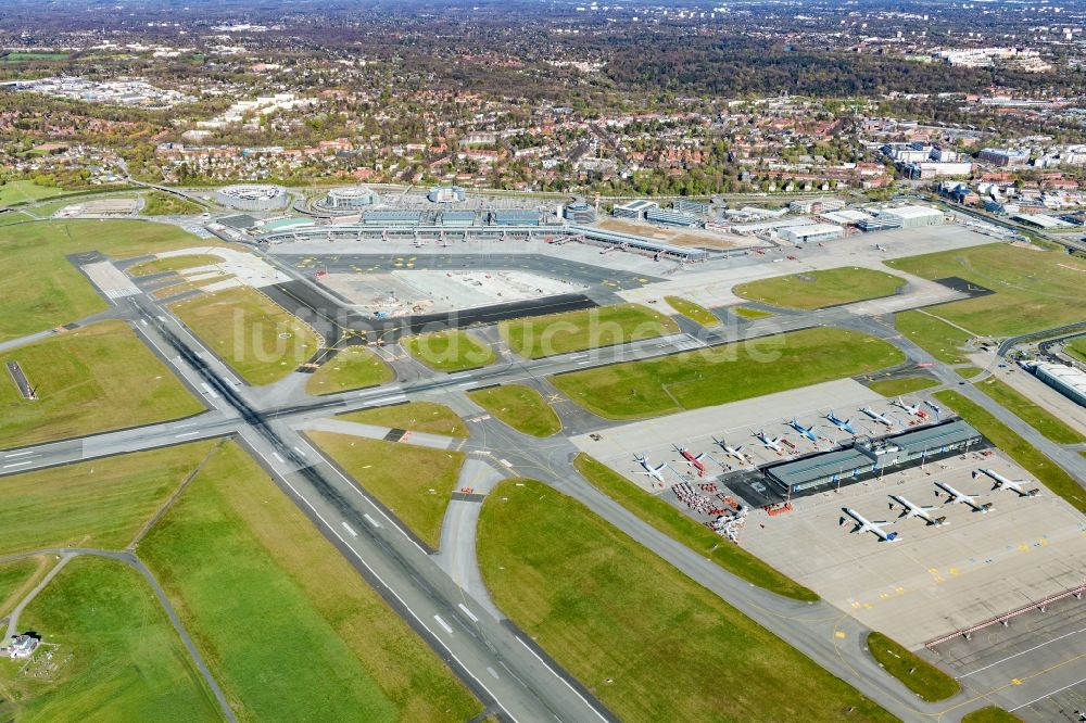 Hamburg von oben - Gelände des Flughafens mit Terminals, Start- und Landebahnen im Ortsteil Fuhlsbüttel in Hamburg, Deutschland