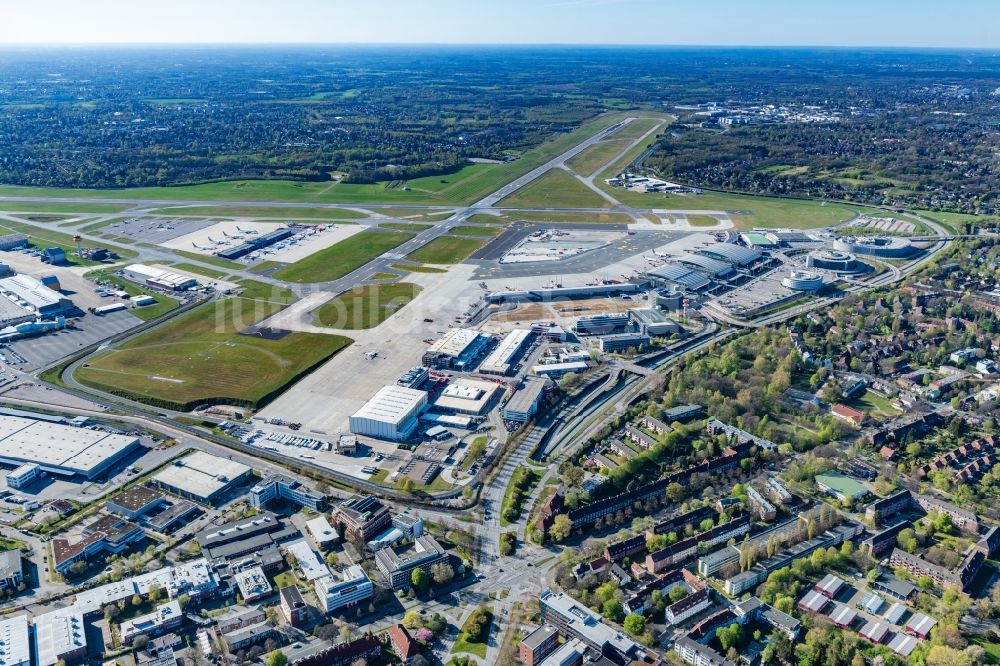 Hamburg aus der Vogelperspektive: Gelände des Flughafens mit Terminals, Start- und Landebahnen im Ortsteil Fuhlsbüttel in Hamburg, Deutschland