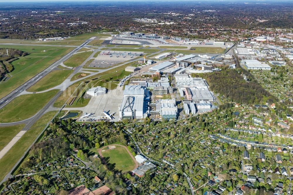 Luftbild Hamburg - Gelände des Flughafens mit Terminals, Start- und Landebahnen im Ortsteil Fuhlsbüttel in Hamburg, Deutschland