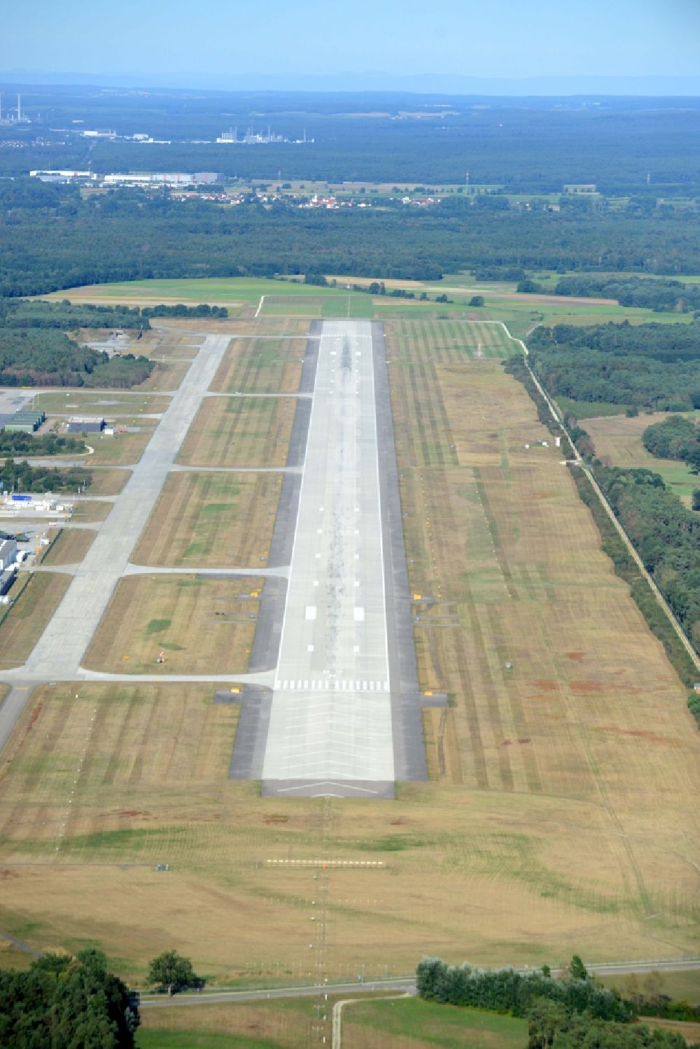 Luftaufnahme Manching - Gelände des Flugplatz Ingolstadt-Manching in Manching im Bundesland Bayern