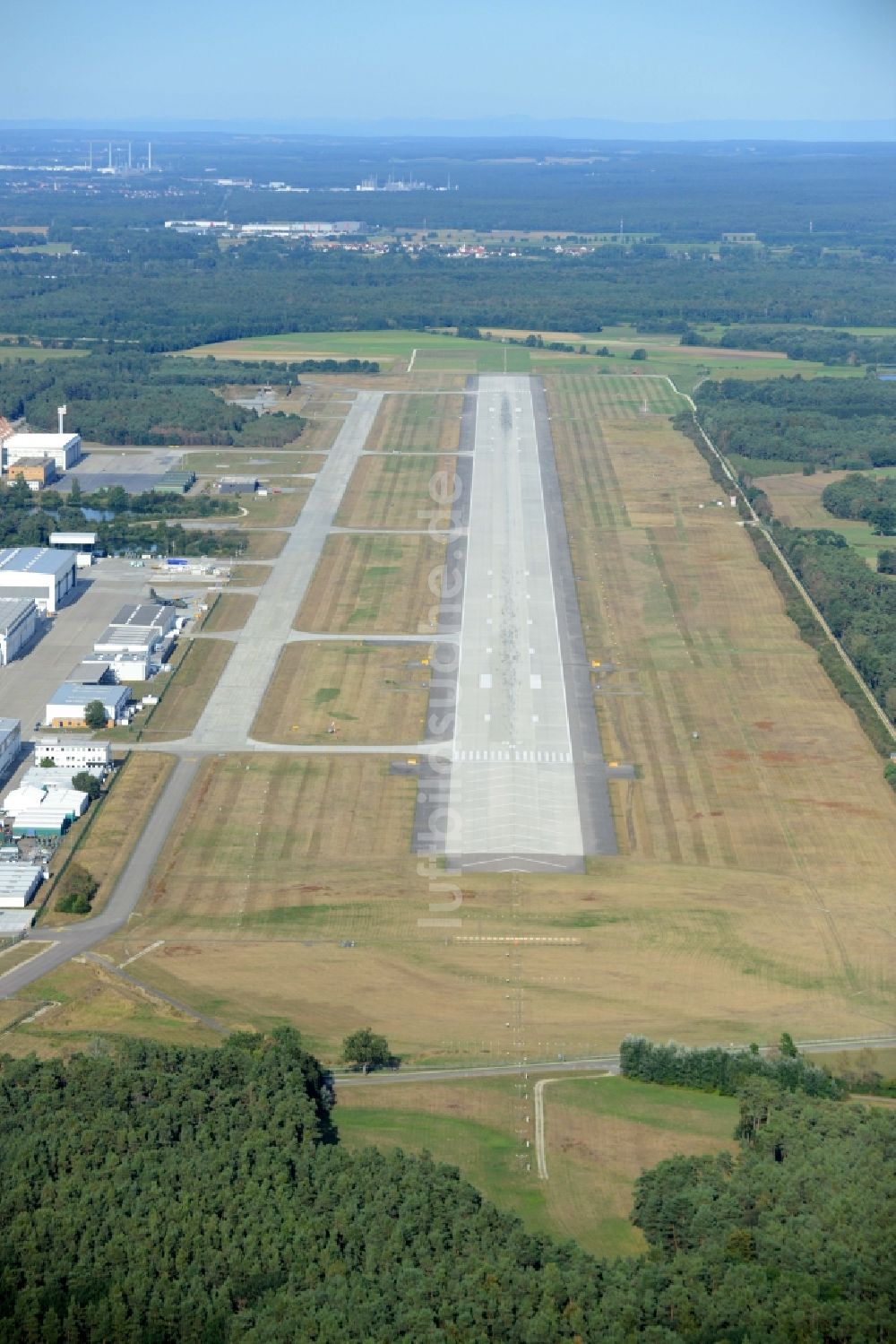 Manching von oben - Gelände des Flugplatz Ingolstadt-Manching in Manching im Bundesland Bayern