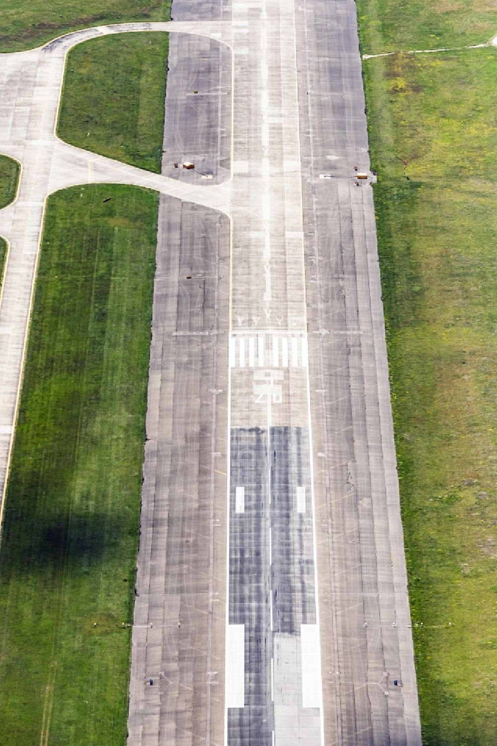 Manching aus der Vogelperspektive: Gelände des Flugplatz Ingolstadt-Manching in Manching im Bundesland Bayern