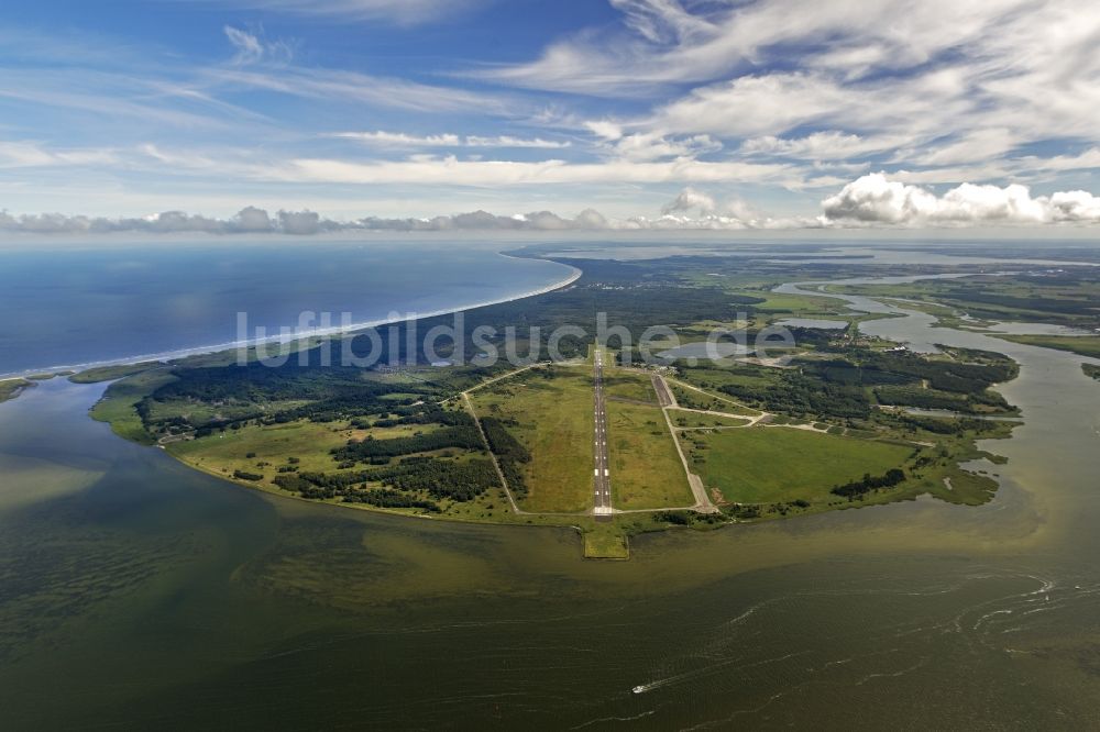 Luftaufnahme Peenemünde - Gelände des Flugplatzes Peenemünde an der Ostsee- Küste der Insel Usedom im Bundesland Mecklenburg-Vorpommern