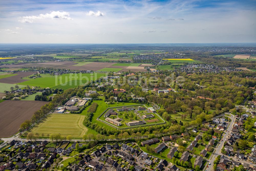 Bedburg-Hau von oben - Gelände der Forensik - Psychiatrie LVR-Klinik in Bedburg-Hau im Bundesland Nordrhein-Westfalen, Deutschland