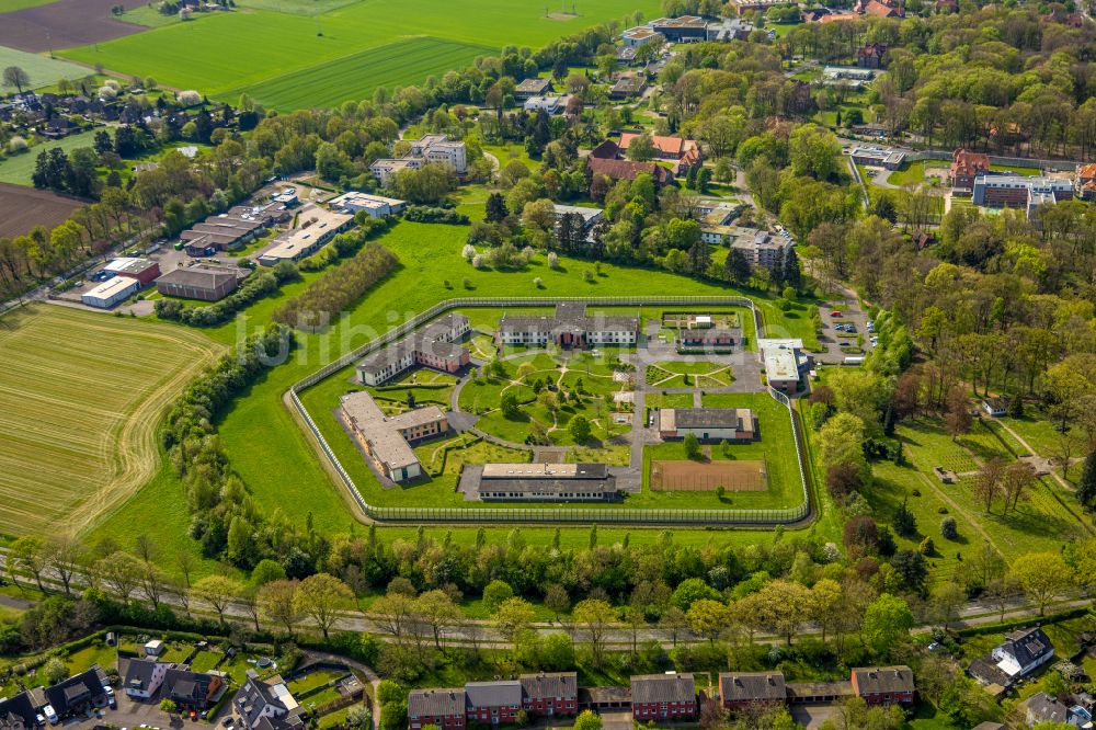 Luftaufnahme Bedburg-Hau - Gelände der Forensik - Psychiatrie LVR-Klinik in Bedburg-Hau im Bundesland Nordrhein-Westfalen, Deutschland
