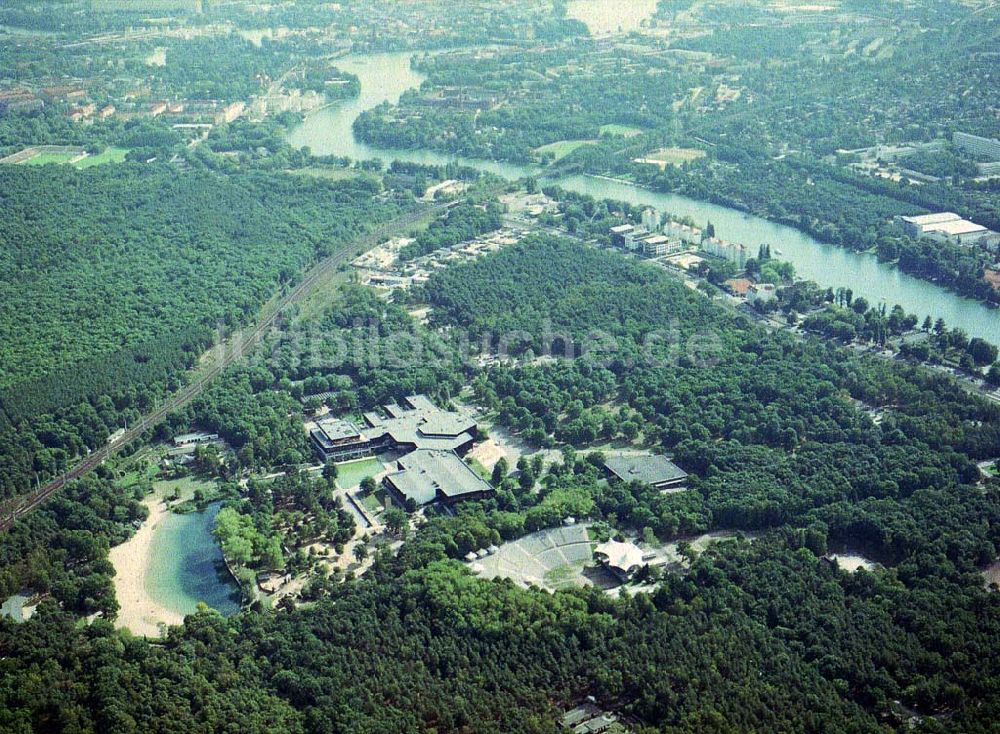 Berlin - Köpenick von oben - Gelände des Freizeit- und Erholungsparks Wuhlheide (FEZ) im Bereich der Wuhlheide in Berlin - Köpenick.