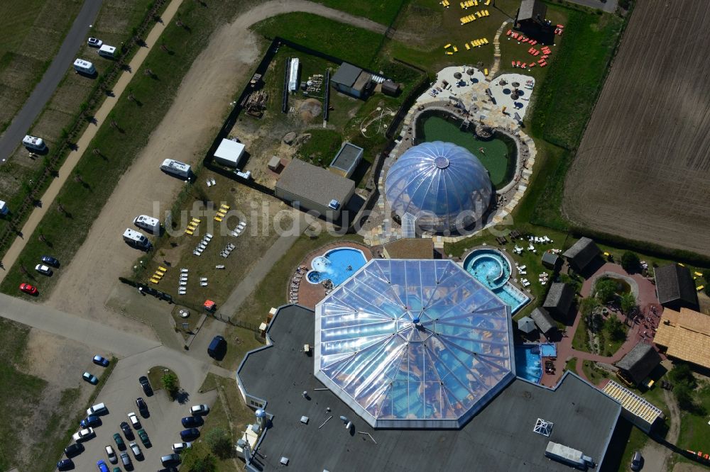 Bad Wilsnack von oben - Gelände des Freizeit- und Erholungszentrum der Kristall - Therme in Bad Wilsnack im Bundesland Brandenburg