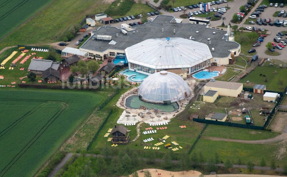 Bad Wilsnack aus der Vogelperspektive: Gelände des Freizeit- und Erholungszentrum der Kristall - Therme in Bad Wilsnack im Bundesland Brandenburg