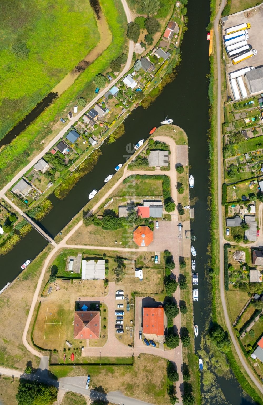 Malchin von oben - Gelände des Freizeitzentrums Wasserfreizeit Bremer in Malchin im Bundesland Mecklenburg-Vorpommern