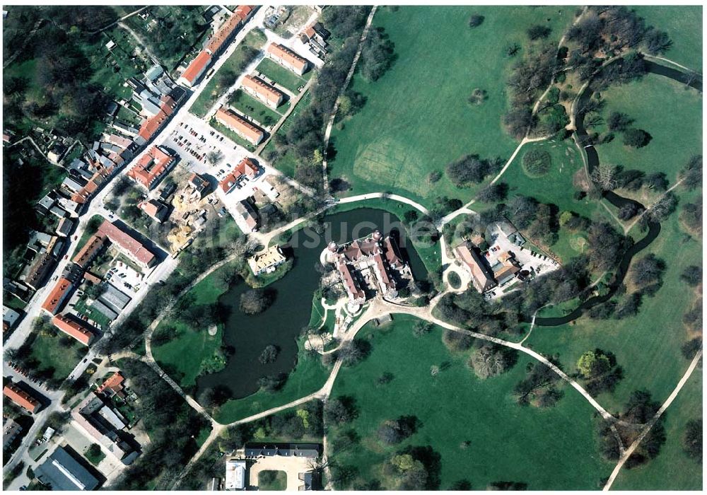 Bad Muskau aus der Vogelperspektive: Gelände des Fürst - Pückler - Parkes in Bad Muskau an der Neiße zur polnischen Grenze.