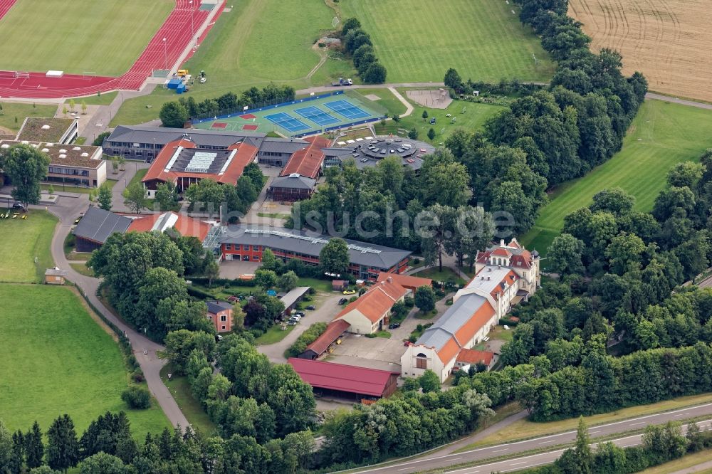 Starnberg aus der Vogelperspektive: Gelände und Gebäude der Munich International School MIS in Schloß Buchhof bei Starnberg im Bundesland Bayern