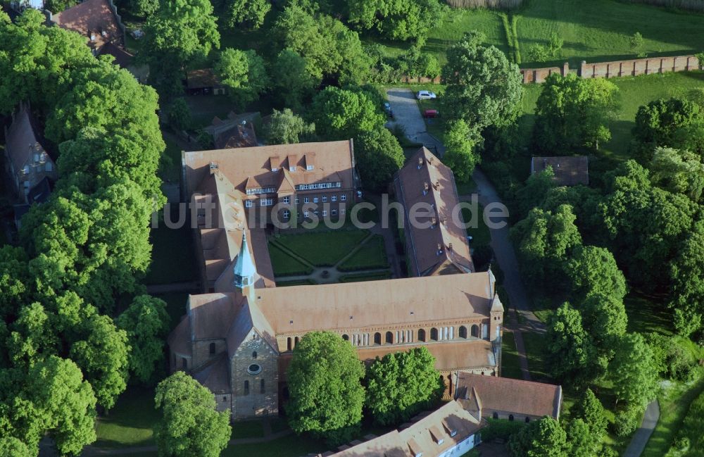 Lehnin von oben - Gelände und Gebäudekomplex des Kloster Lehnin im Bundesland Brandenburg