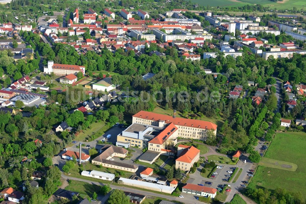 Luftaufnahme Wriezen - Gelände mit Gebäudekomplex des Krankenhaus Märkisch-Oderland in Wriezen im Bundesland Brandenburg