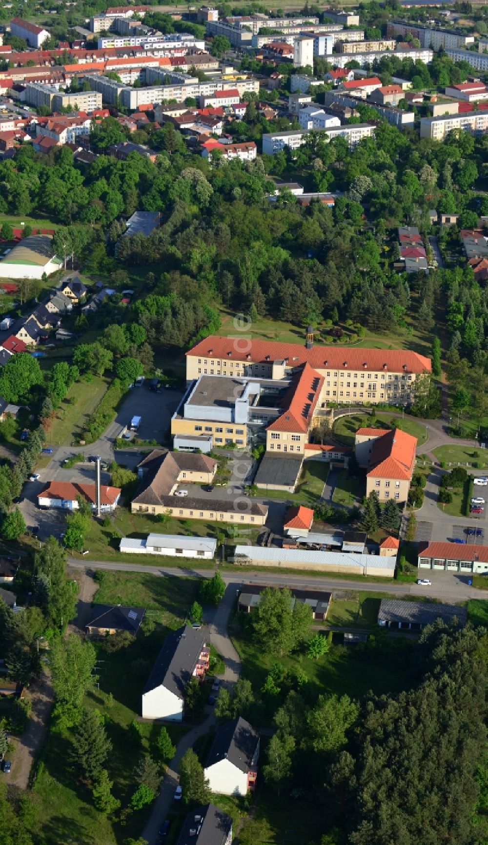 Luftaufnahme Wriezen - Gelände mit Gebäudekomplex des Krankenhaus Märkisch-Oderland in Wriezen im Bundesland Brandenburg