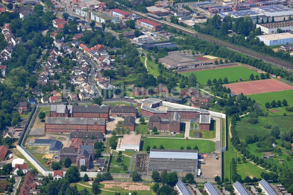 Bremen von oben - Gelände und Gefängnis- Gebäudekomplex der Justizvollzugsanstalt JVA Bremen