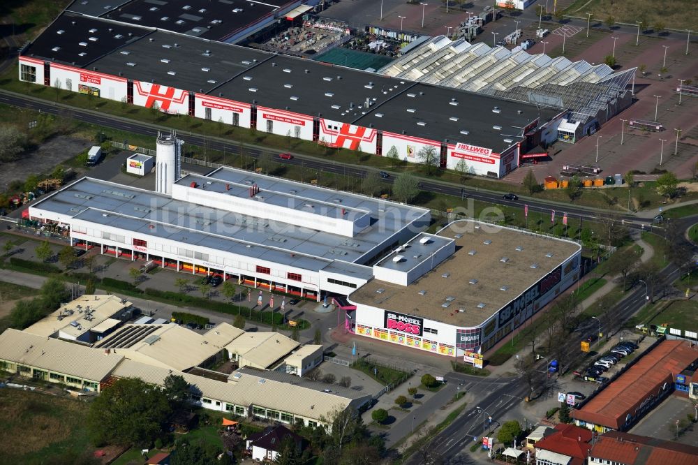 Falkensee von oben - Gelände des Gewerbegebietes mit dem Hellweg Baumarkt und dem Möbelhaus BOSS an der Spandauer Straße in Falkensee im Bundesland Brandenburg