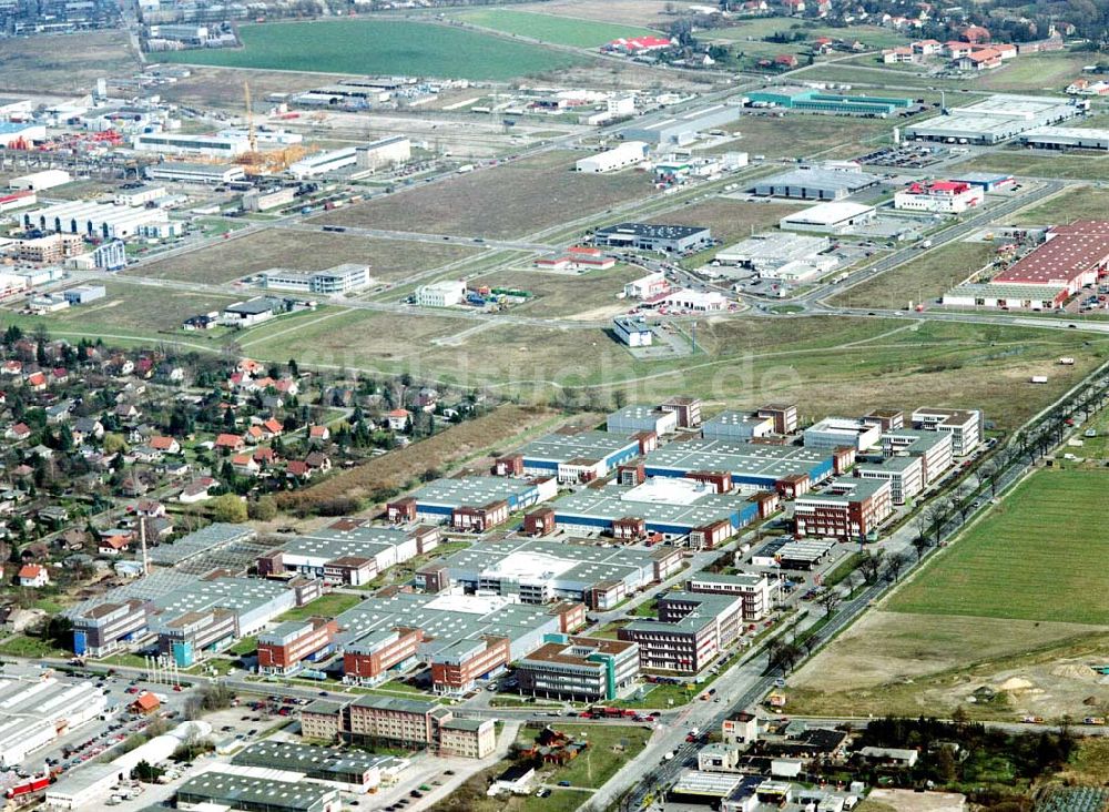 Berlin - Mahlsdorf aus der Vogelperspektive: Gelände des Gewerbegebietes Mahlsdorf an der B1 in Berlin - Hellersdorf.