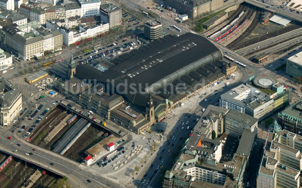 Luftbild Hamburg - Gelände des Hauptbahnhof der Deutschen Bahn in der Innenstadt von Hamburg