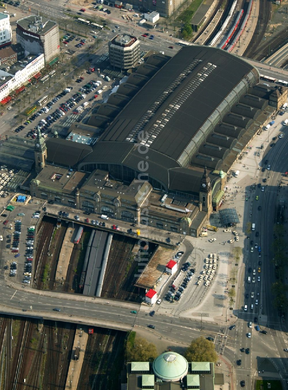 Luftaufnahme Hamburg - Gelände des Hauptbahnhof der Deutschen Bahn in der Innenstadt von Hamburg