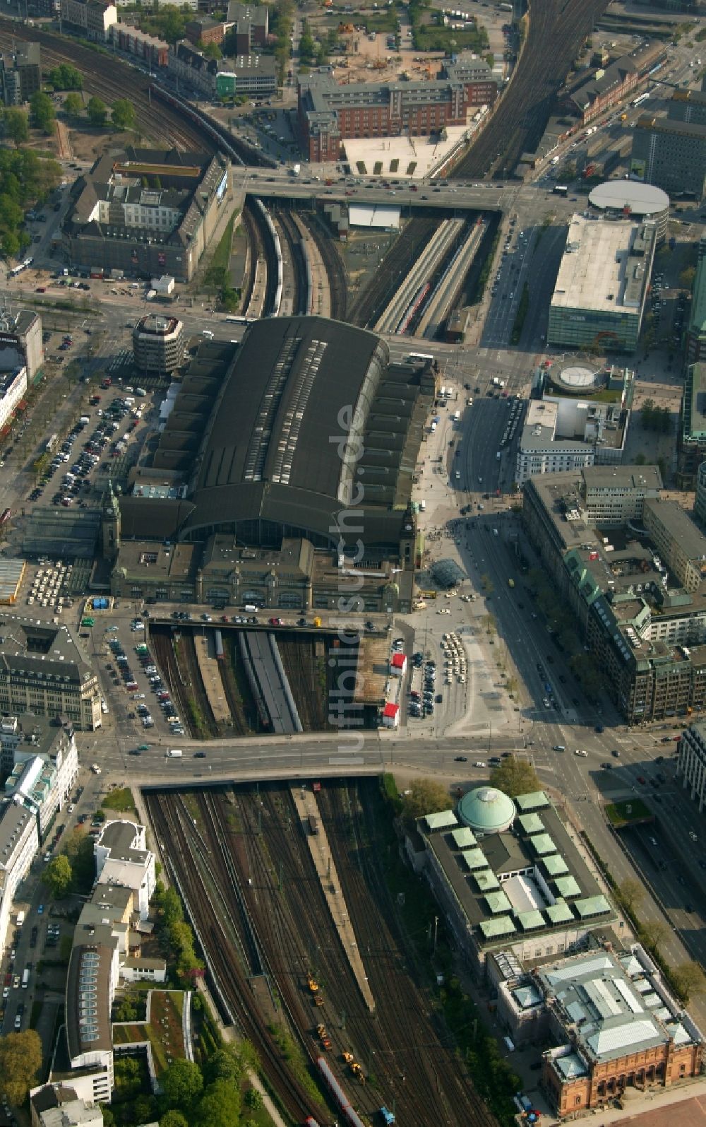 Hamburg von oben - Gelände des Hauptbahnhof der Deutschen Bahn in der Innenstadt von Hamburg