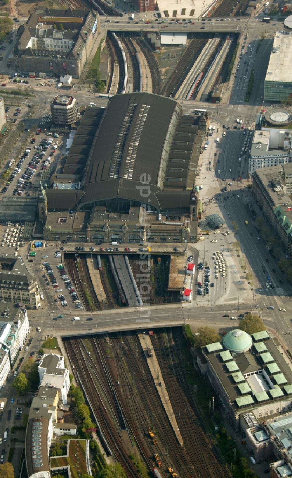 Hamburg aus der Vogelperspektive: Gelände des Hauptbahnhof der Deutschen Bahn in der Innenstadt von Hamburg