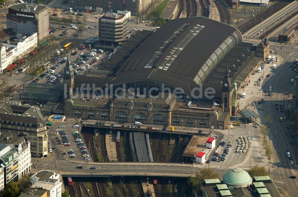 Luftaufnahme Hamburg - Gelände des Hauptbahnhof der Deutschen Bahn in der Innenstadt von Hamburg