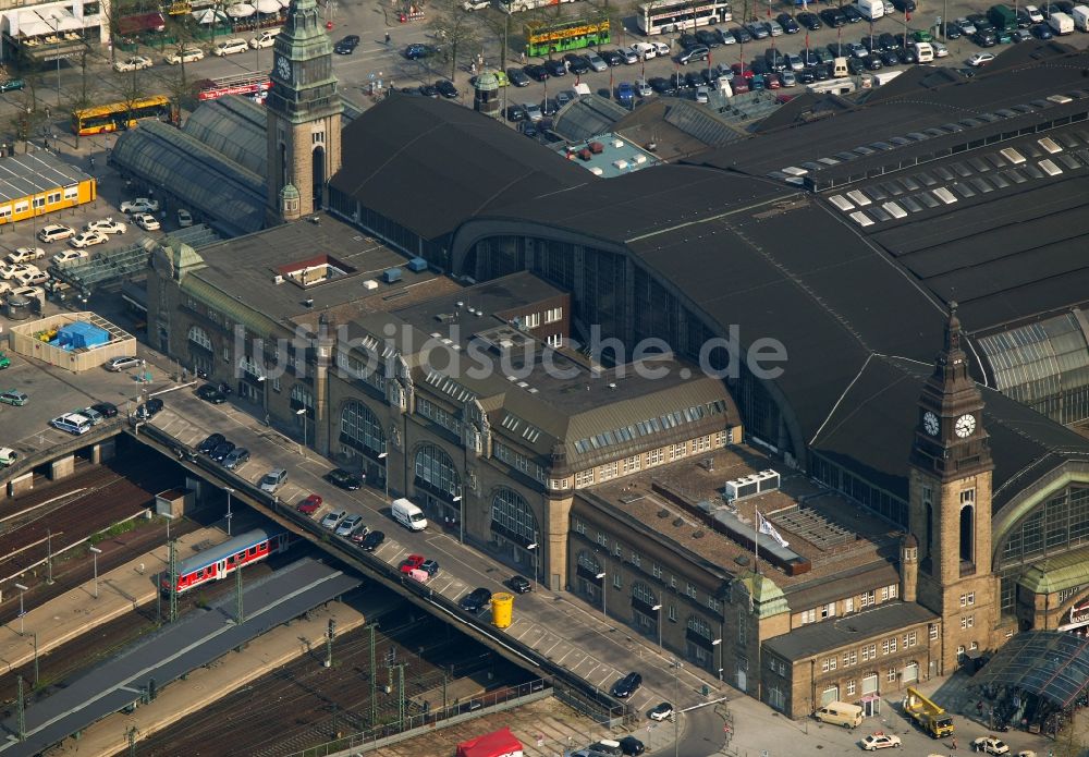 Hamburg von oben - Gelände des Hauptbahnhof der Deutschen Bahn in der Innenstadt von Hamburg