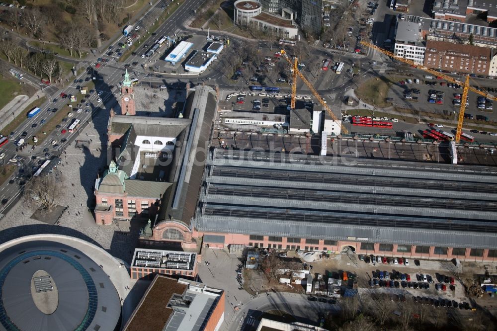 Luftaufnahme Wiesbaden - Gelände am Hauptbahnhof der Deutschen Bahn in Wiesbaden im Bundesland Hessen