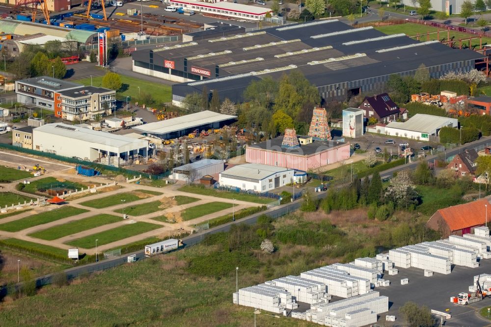 Hamm aus der Vogelperspektive: Gelände des hinduistischen Sri-Kamadchi-Ampal-Tempels zwischen Gewerbeflächen im Stadtteil Uentrop in Hamm im Bundesland Nordrhein-Westfalen