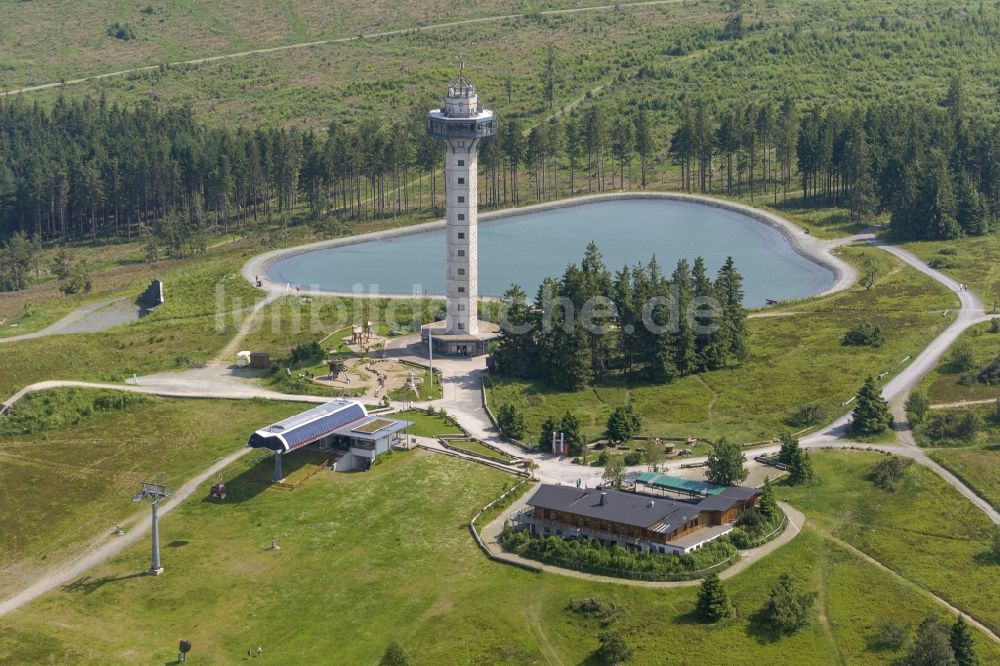 Luftaufnahme Willingen - Gelände des Hochheideturm mit dem künstlich angelegten Bergsee auf dem Ettelsberg bei Willingen in Hessen